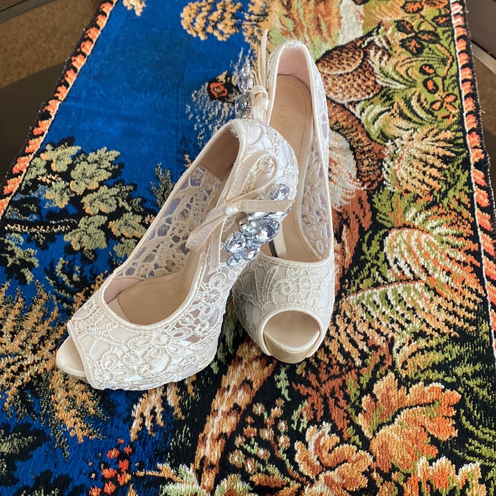 Ivory lace heel size 38